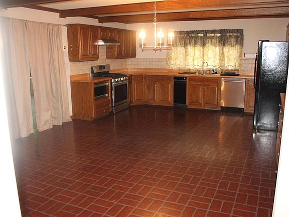 4th image of 210 Elm St