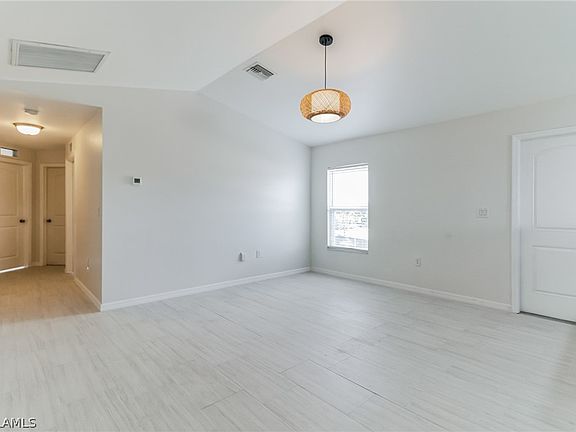 3rd image of 325 NE 29th Terrace Cpe