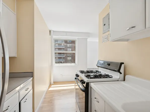 80 La Salle Street image 3 of 5
