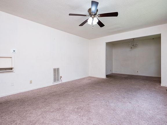 4th image of 25 Woodcliff Cir