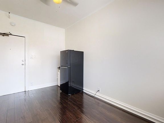 3rd image of 647 W 18th St #303