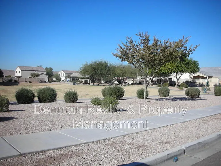 5725 S 32nd Ln — Photo 2