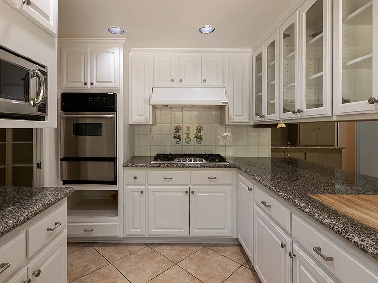 3102 Granville Ave — Photo 6