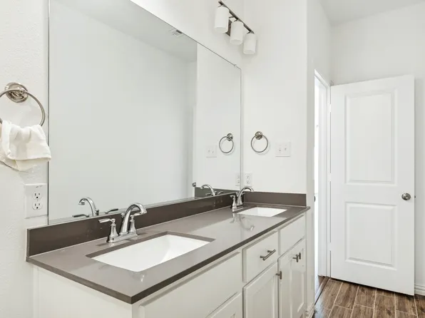 4703 Kindred St, Haltom City, TX 76117