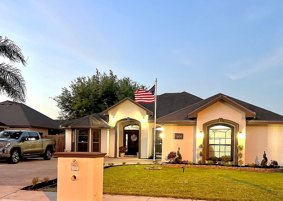 1st image of 1604 Oakridge