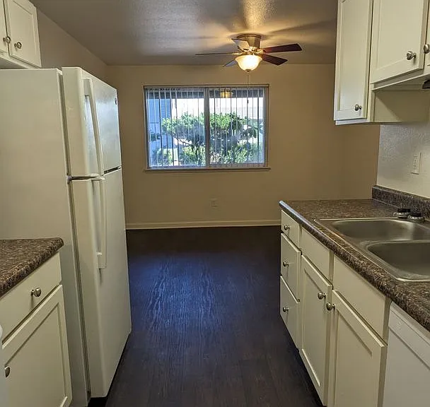 Royal Crest Townhomes — Photo 15
