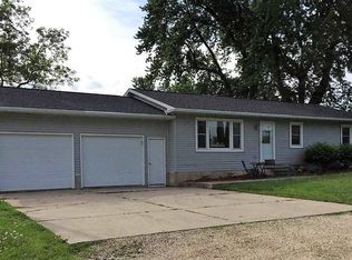 2462 210th Ave, Delhi, IA 52223