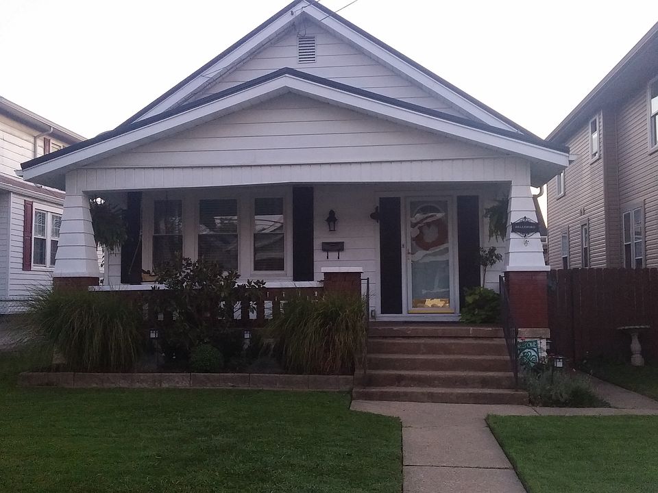 Inviting front porch!