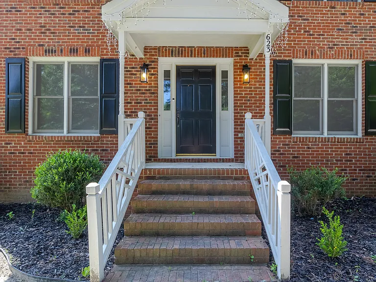 623 Elmwood Ct — Photo 4