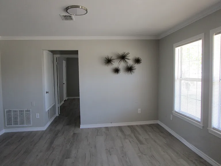 104 Pecan St — Photo 2