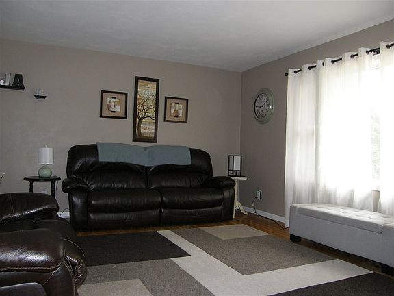 3rd image of 2952 Magnolia Dr