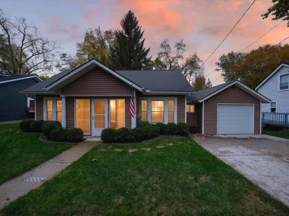 8165 5th St, Dexter, MI 48130