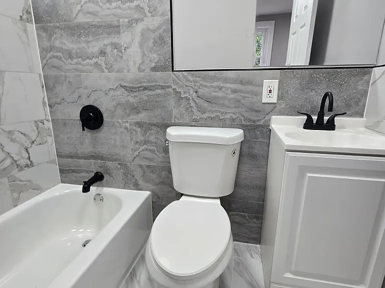 125-127 Redwood Ave #2B — Photo 4