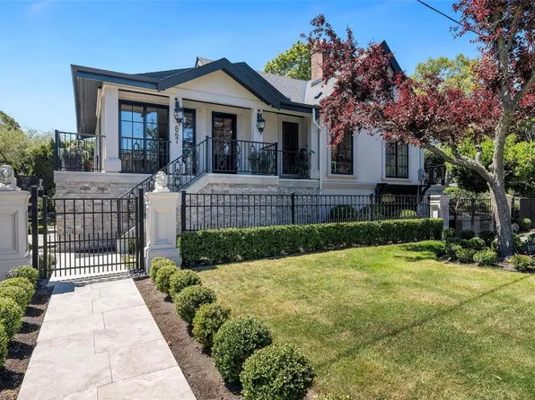 867 Victoria Ave, Oak Bay, BC V8S 4N4