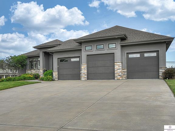 3rd image of 1025 N 190th St