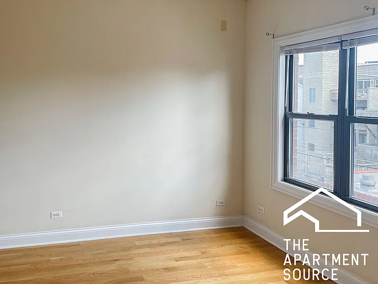 3235 N Kenmore Ave #3 — Photo 2