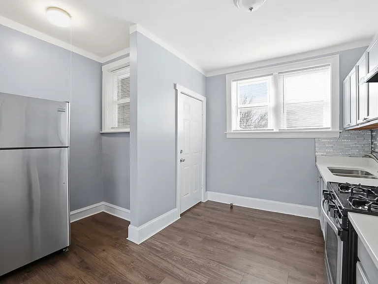 719 W 80th St #2 — Photo 15
