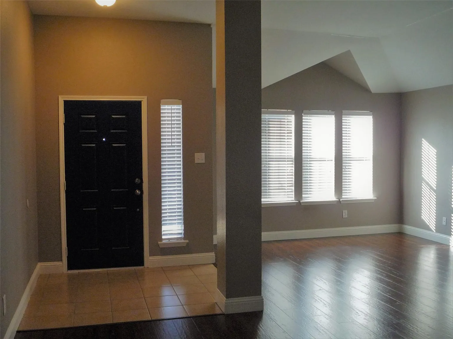 3 bed, 1896 sqft, $1,895 — Photo 2