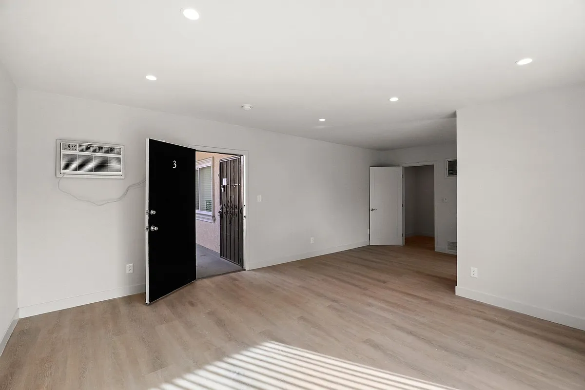 Building Photo - 3652 Clarington Ave #3