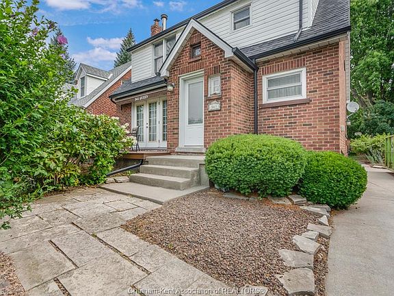 3rd image of 561 Queen St