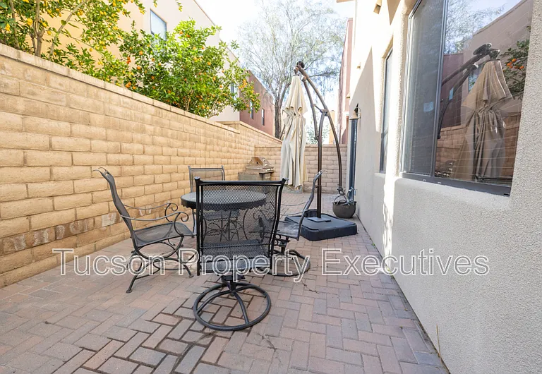 123 E Castlefield Cir — Photo 32