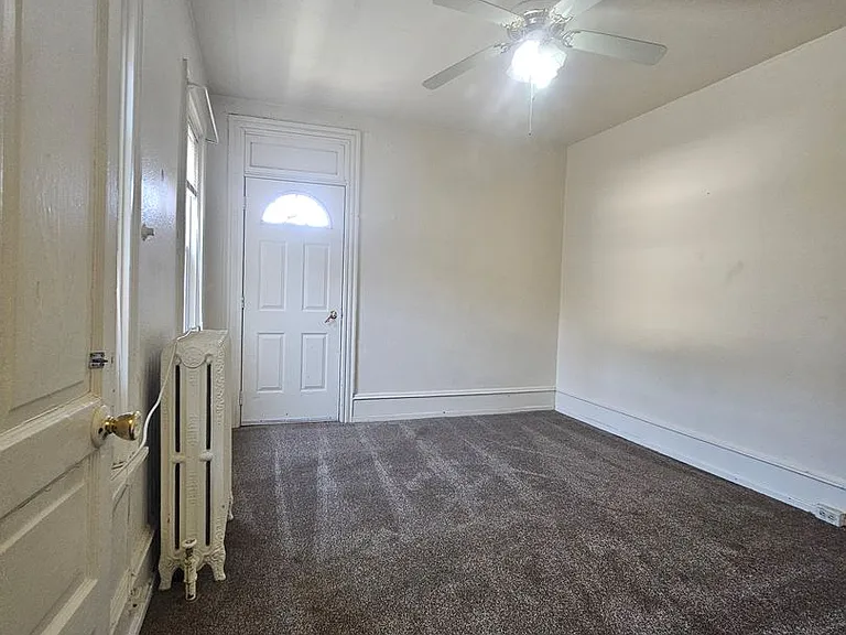 205 W King St — Photo 5