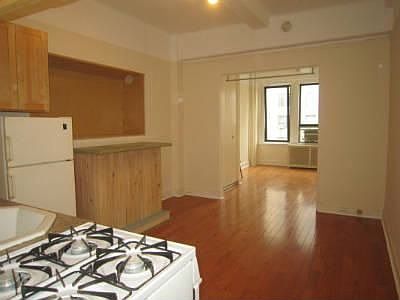 3rd image of 118 W 72nd St APT 502