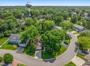 6382 Twin Oaks Ln, Lisle, IL 60532