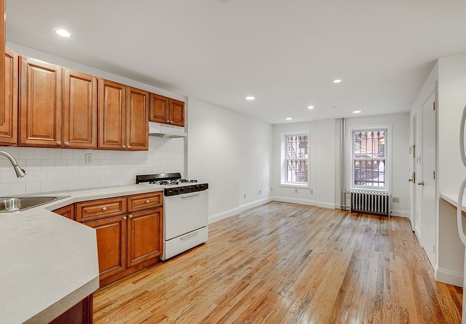 1st image of 70 Clifton Pl APT 1