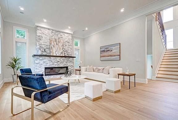 3rd image of 612 Sylvan Pl W