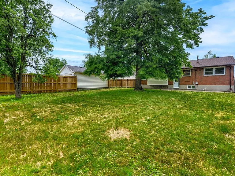 890 Hollands Ave — Photo 2