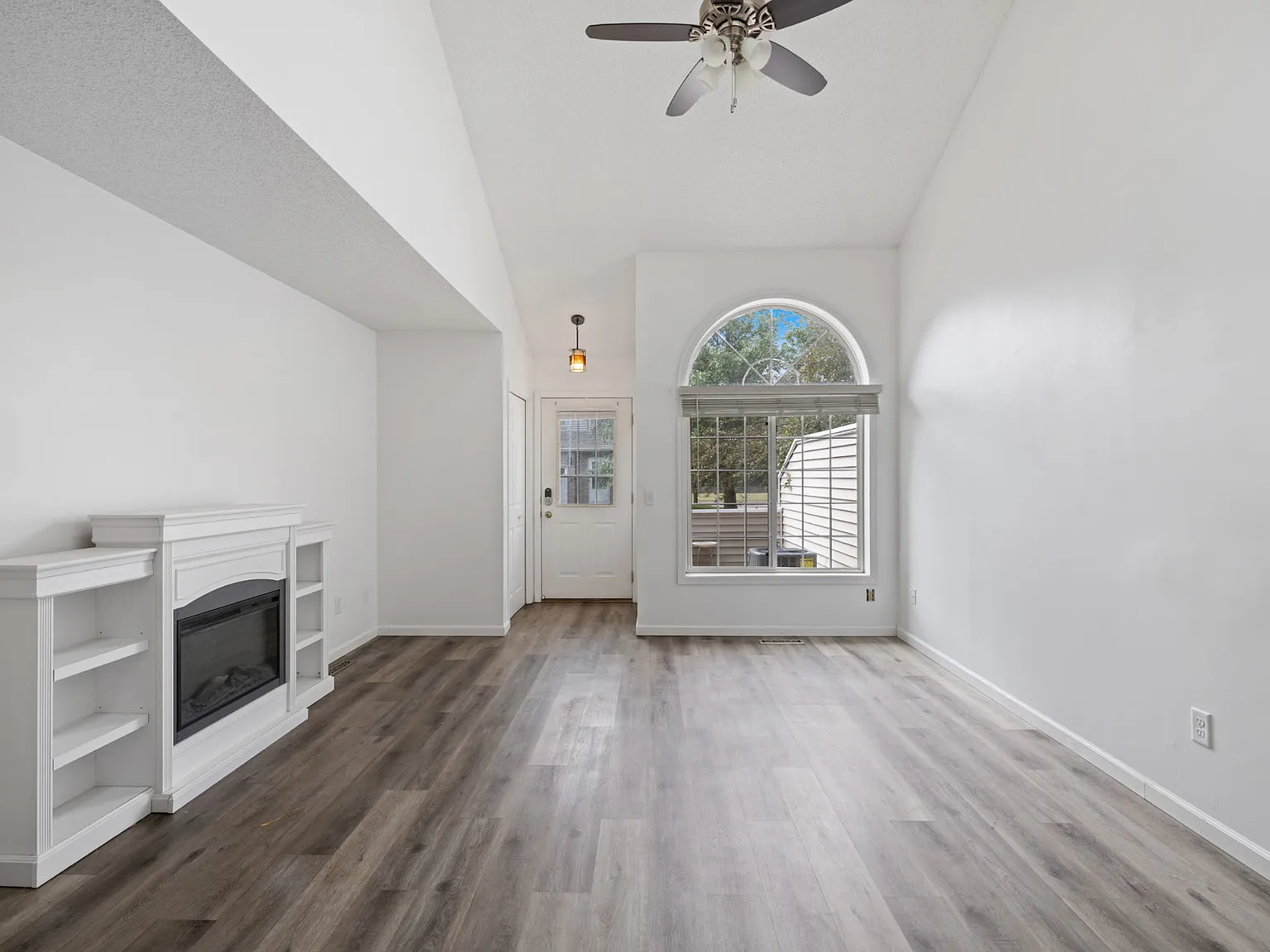 3 bed, 1385 sqft, $2,300 — Photo 1
