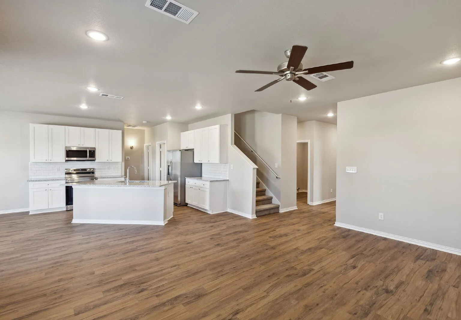 3 bed, 2.5 bath, 1717 sqft, $2,295 — Photo 4
