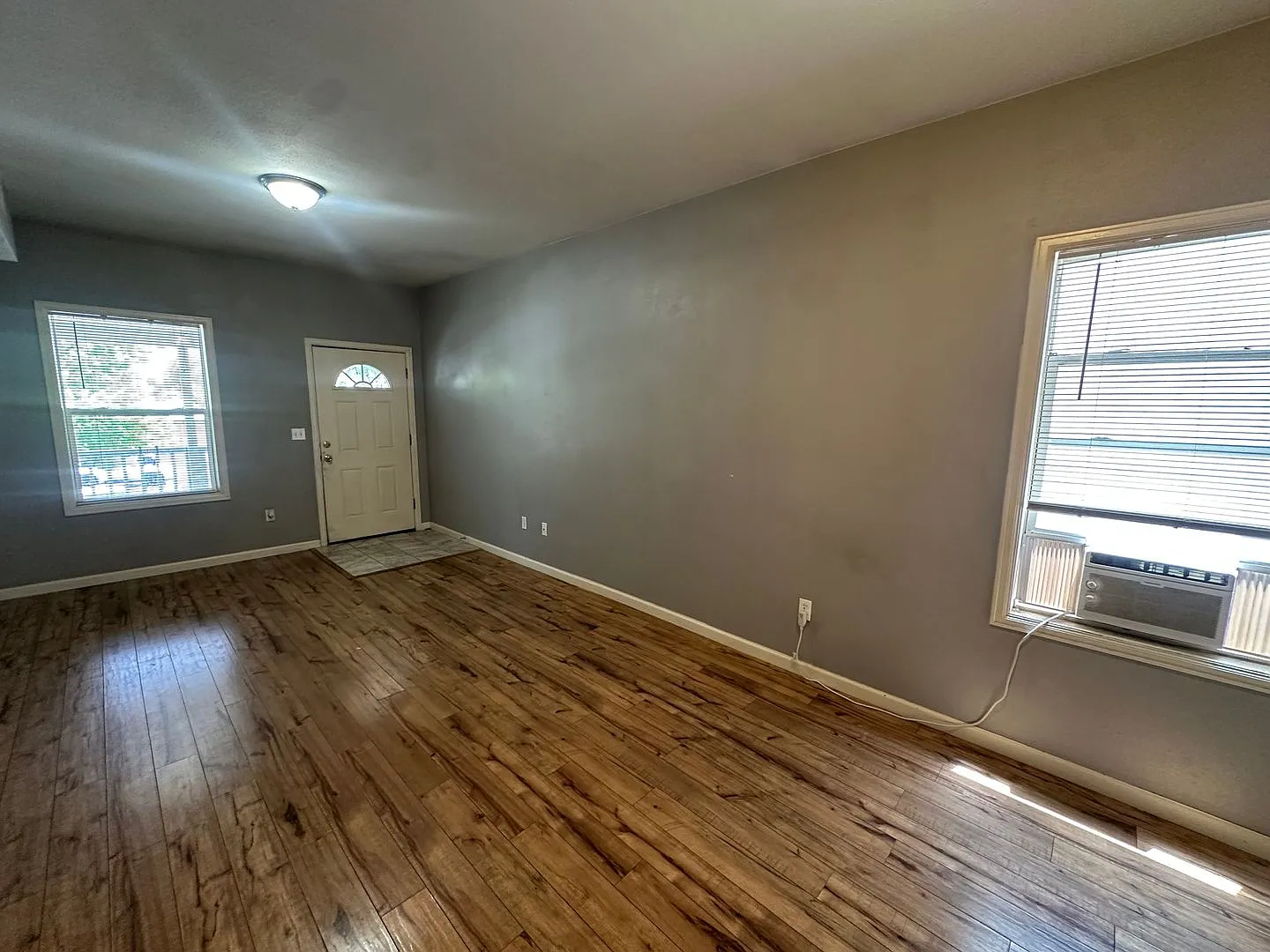 Updated 3-bed 1-bath upper home in Sunnyside with clean finishes and a fresh contemporary feel! (... — Photo 3