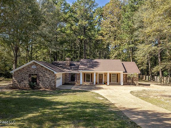 3rd image of 109 E Hollow Pine Dr