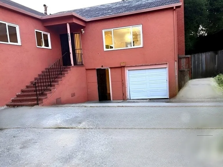 1015 82nd Ave — Photo 2