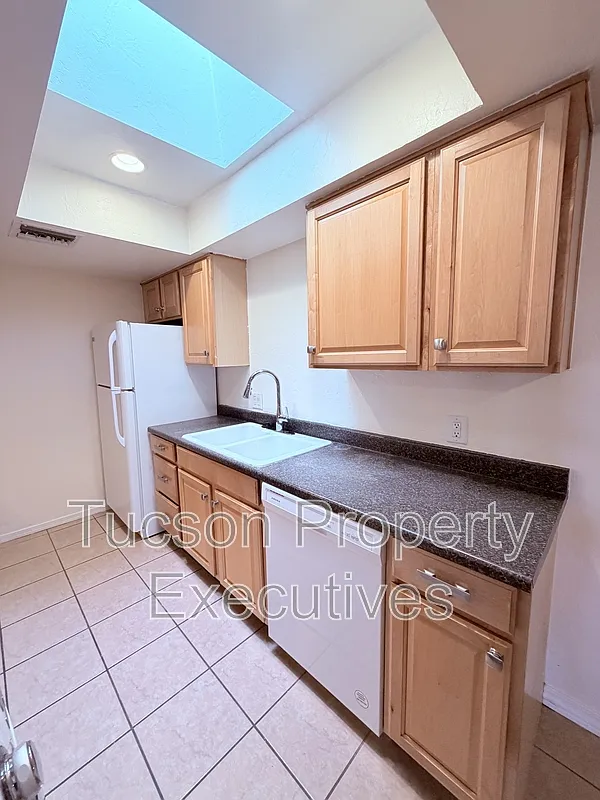 Building Photo - 455 W Kelso St #232