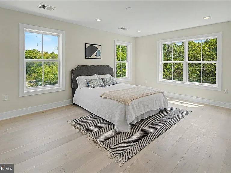 2902 Vista St NE — Photo 51