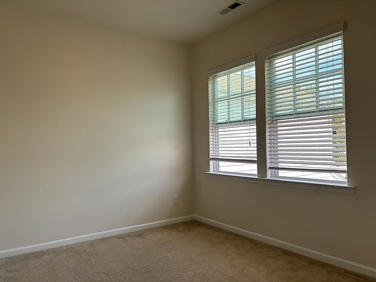 Royal Winchester Dr — Photo 28