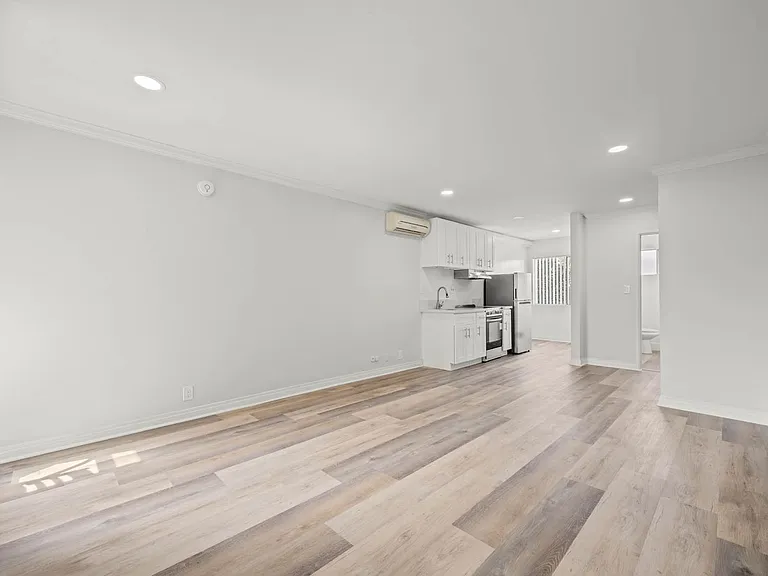 935 S Mariposa Ave — Photo 10