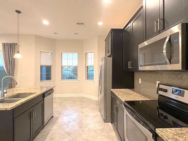 13147 Woodford St — Photo 26