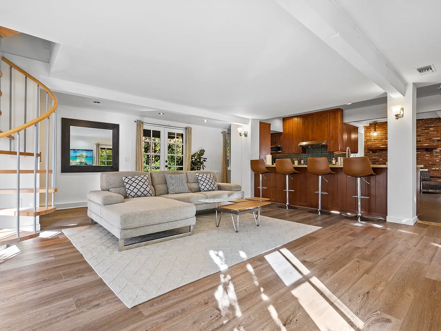 4 bed, 2200 sqft, $9,000 — Photo 2