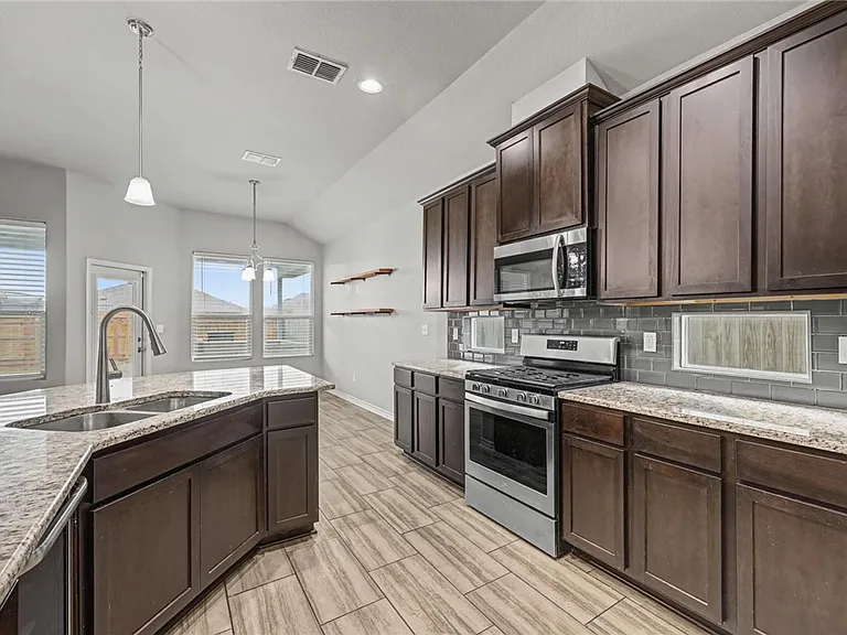 9609 Sedalia Trl — Photo 12