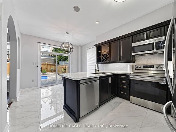 5th image of 12 Kensington Trl