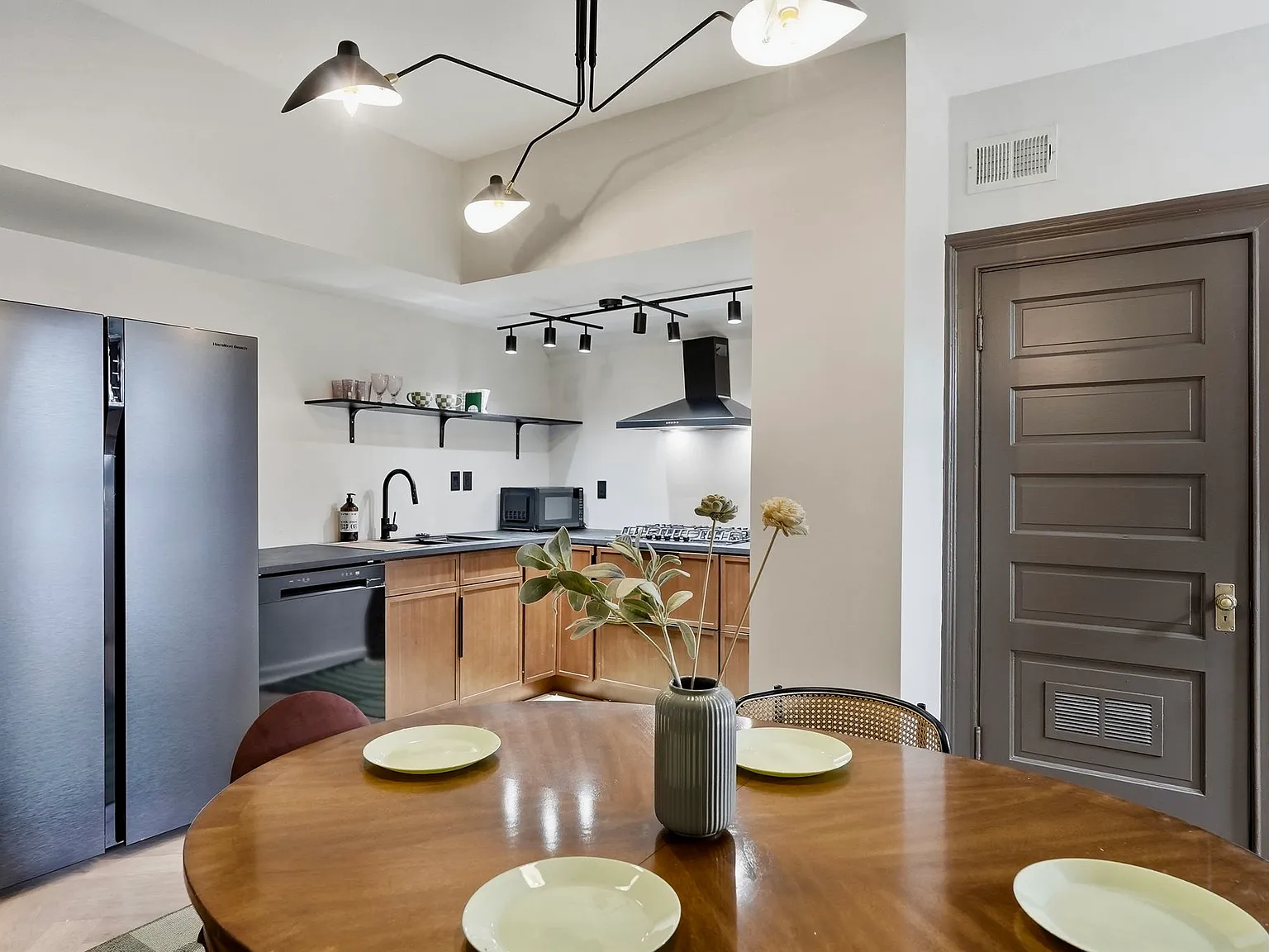 2 bed, 1098 sqft, $2,490 — Photo 2