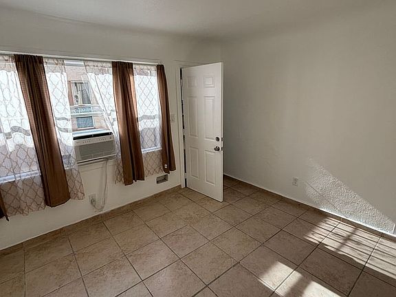 4th image of 812 W 52nd St #4/5