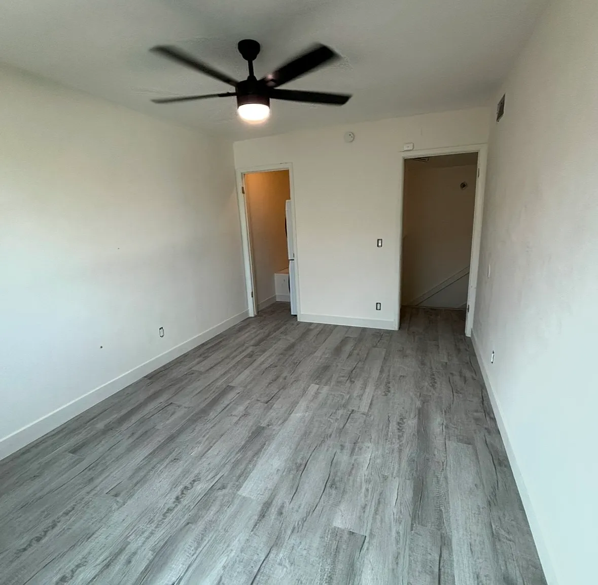 1219 N 47th Pl — Photo 2