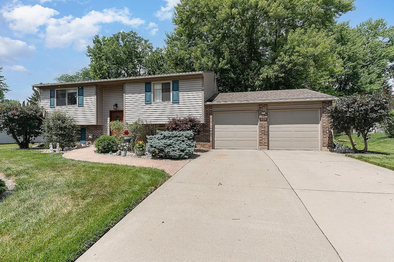 4 bed, 1912 sqft, $2,650 — Photo 1