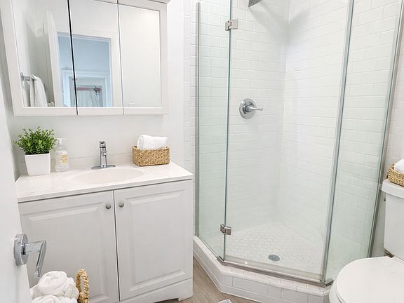 3rd image of 1641 N Poinsettia Pl APT 2