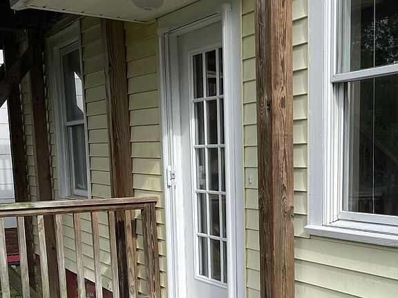 Entry way to Unit B.